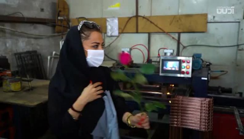 نفیسه روشن چند ساعتی کنار خانواده هنرمندش در کارخونه