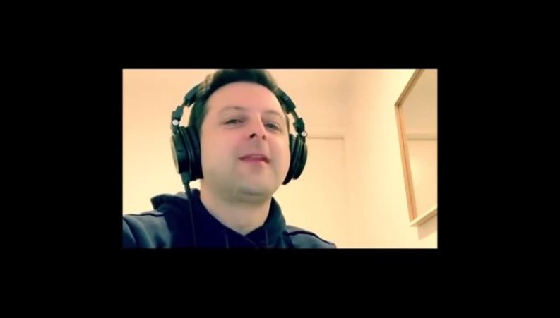 اجرای آهنگ خاطره انگیز گل آفتاب گردون توسط خواننده گروه آریان