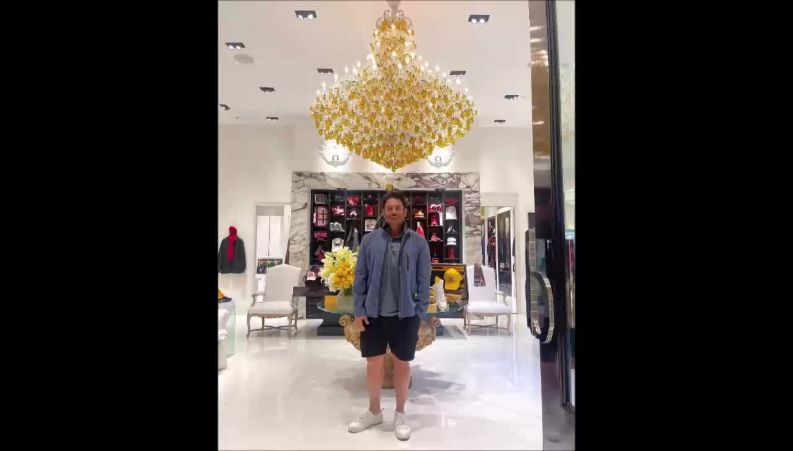 لباس زیبایی که برند بیژن به محمدرضا گلزار هدیه داد