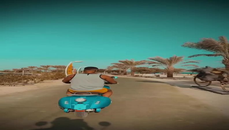 موتور سواری سیروان خسروی خواننده پاپ در سواحل کیش