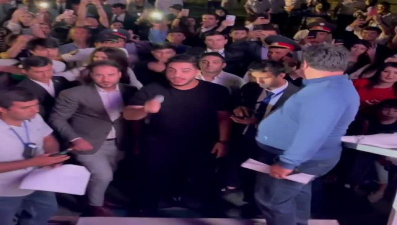 اجرای زنده آرون افشار خواننده پاپ در کشور تاجیکستان