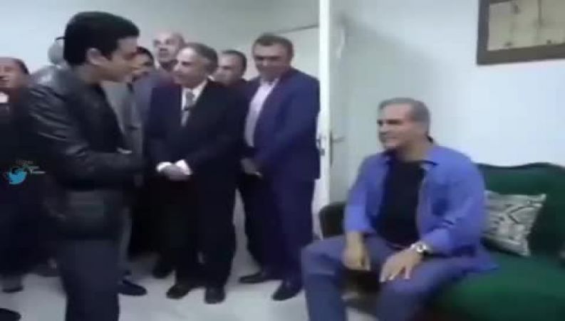 لحظه غافلگیرشدن همایون شجریان با دیدن مجسمه ی مهران مدیری 