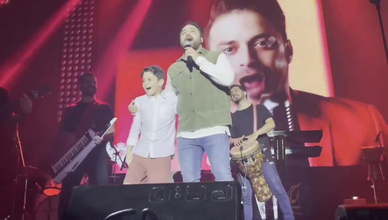 همخوانی بابک جهانبخش و پسرش آرتا در کنسرت جزیره کیش