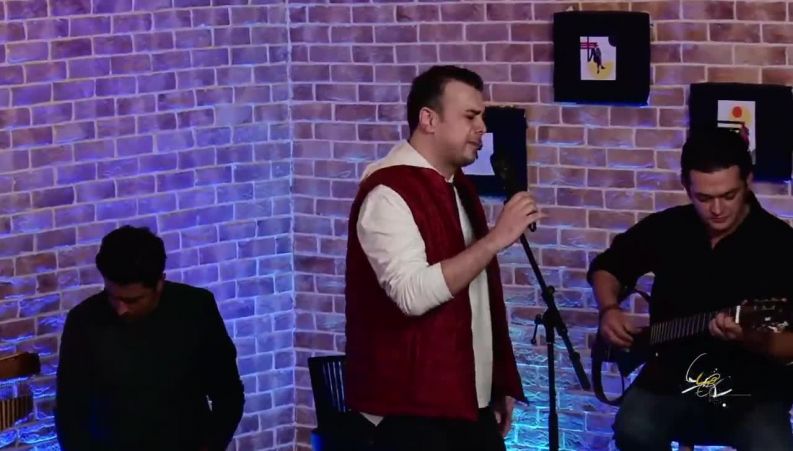 خوانندگی سپند امیرسلیمانی با نوازندگی پسر فتحعلی اویسی در چهلیمن روز درگذشت فتحعلی اویسی