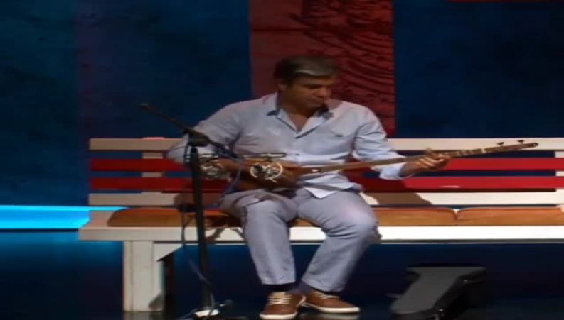 استاد آریا عظیمی نژاد در حال نواختن موسیقی سریال نیسان آبی