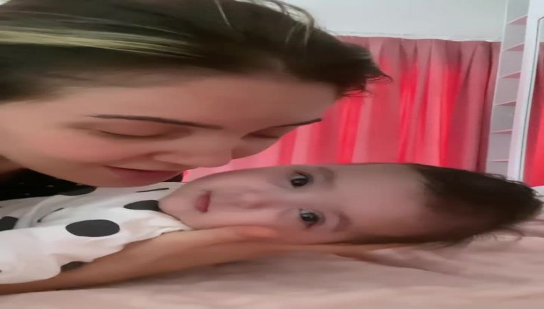 لالایی خواندن عایشه گل خواننده ترک برای فرزند زیبایش