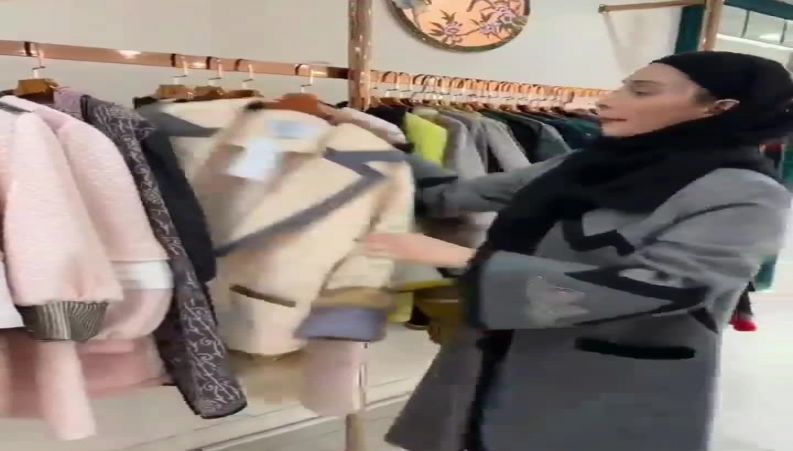 سحر زکریا بازیگر در مزون در حال انتخاب مانتو در تهران