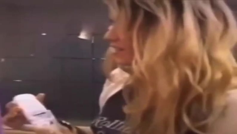  وقتی شکیرا برای اولین‌بار گوشی دوربین‌دار می‌بیند! 