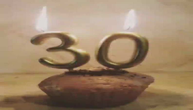 جشن تولد مهدی احمدوند خواننده پاپ کرجی با یک کیک خاص