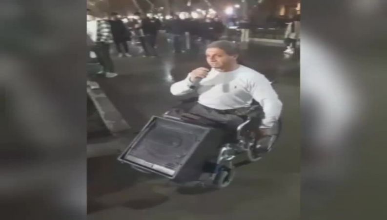 زیر باران ؛ چهارباغ اصفهان و این مرد آوازه خان هنرمند !