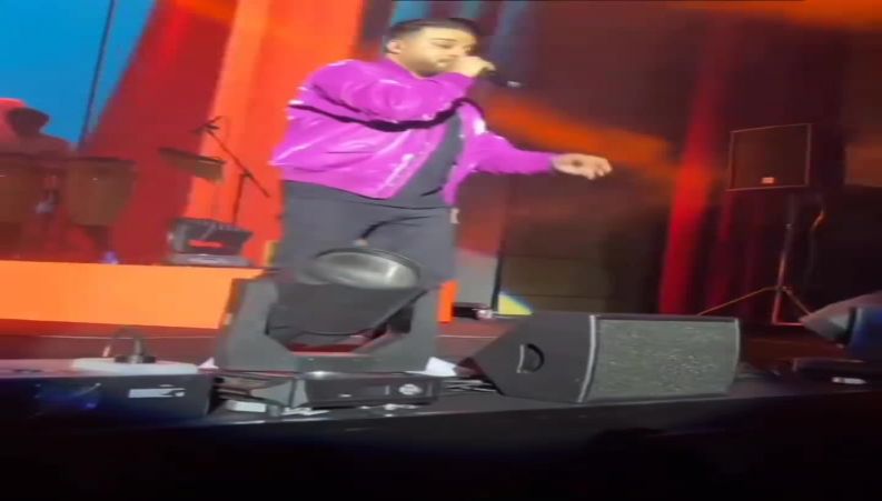 وقتی بابک جهانبخش هنگام خوندن آهنگ همسرش را عشقش صدا می کند !