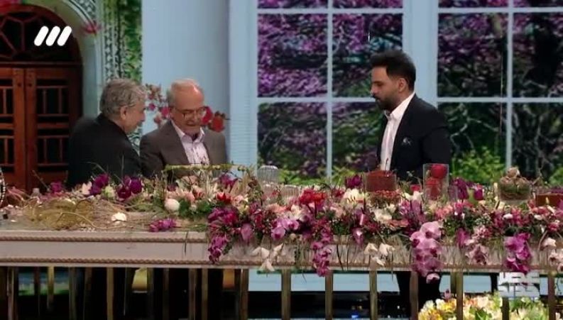 عیدی رضا نیکخواه به احسان علیخانی در برنامه زنده ؛ دستم برکت داره ها !!