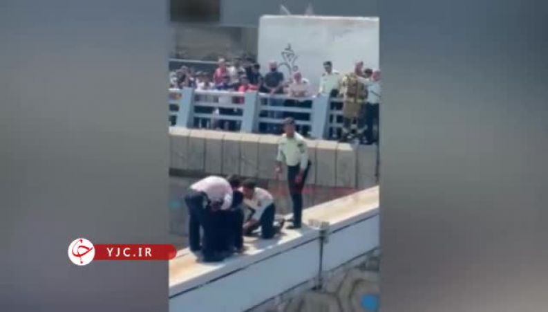  اقدام به خودکشی روی پل پیروزی در تهران