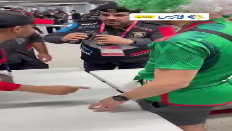 روش عجیب یک تماشاگر برای بردن مشروب به استادیوم 