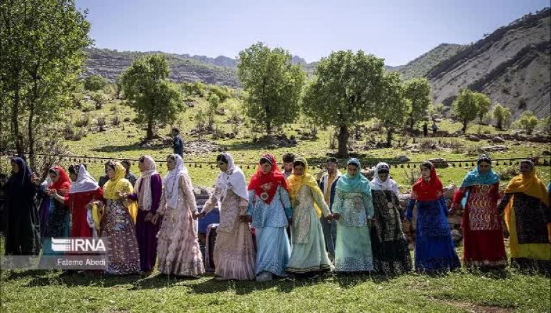 مراسمی جالب بدرقه کردن عروس از خانه پدری در ایل بختیاری 