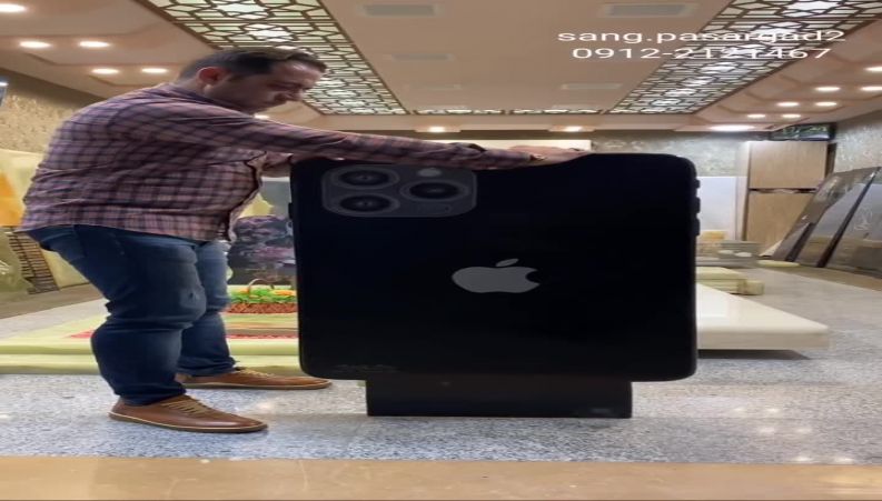 غم انگیز ترین سنگ قبر با طراحی گوشی آیفون که سوژه عکاسان شد