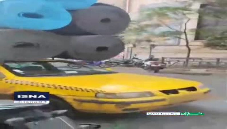 این تاکسی زرد با بار عجیبش در خیابان های تهران سوژه عکاسان شد