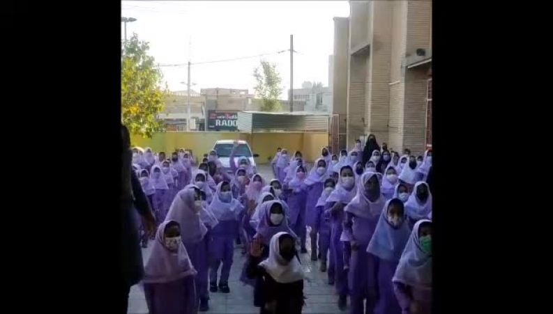 شور و حال دانش آموزان دختر در مراسم صبحگاهی مدرسه