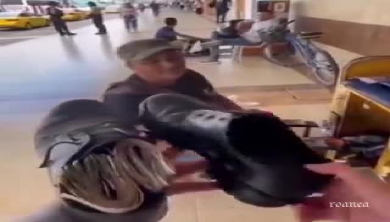 میخواد که کفشش رو مجانی واکس بزنن ؛ ببینید