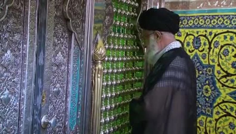  تشرف رهبر انقلاب به همراه خانواده به آستان امامزاده علی ابن محمدباقر(ع) اردهال