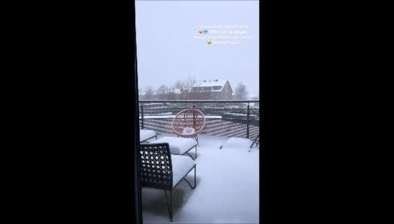 تراس با حال خانه شاهرخ استخری پوشیده از اولین برف زمستانی بلژیک