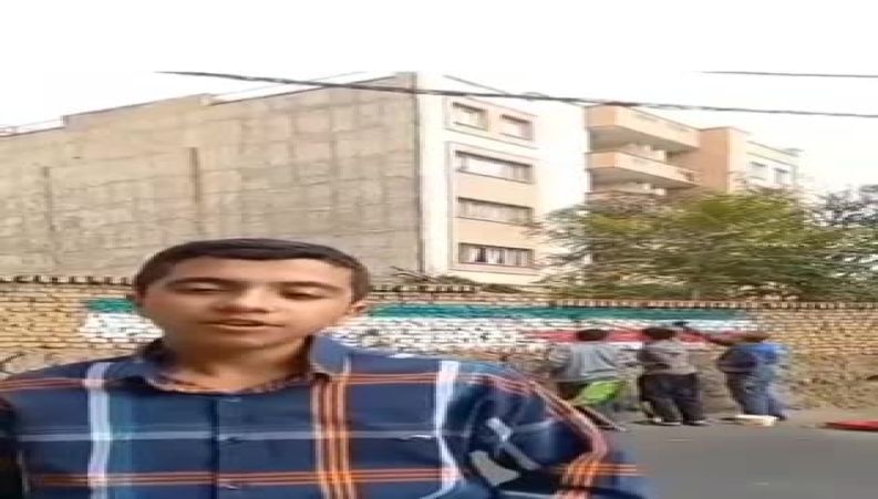 خلاقیت جالب دانش آموزان دهه هشتادی به شعارنویسی روی دیوارها