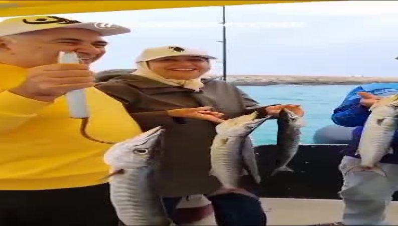 چهره جدید محمدجواد ظریف و همسرش در کیش / ویدیو وایرال شده از ماهیگیری وزیر خارجه سابق به همراه بانو