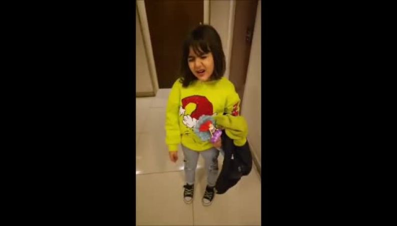 آواز خوانی احساسی دختر محسن کیایی برای پدرش / شیرین زبونی دلبر رز کوچولو