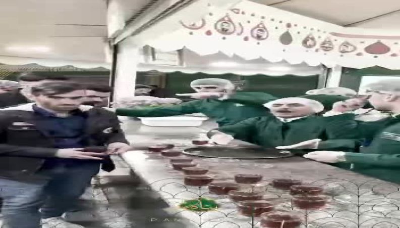 پذیرایی بازیگر معروف در چایخانه حرم امام رضا(ع) از زائران حرم مطهر رضوی