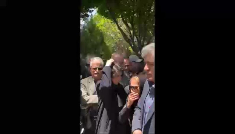 لیلا حاتمی، در مراسم خاکسپاری مادرش مرحومه زری خوشکام