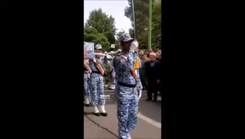 لحظه ادای احترام نظامی دختران خلبان سید طاهر مصطفوی به پیکر پدرشان