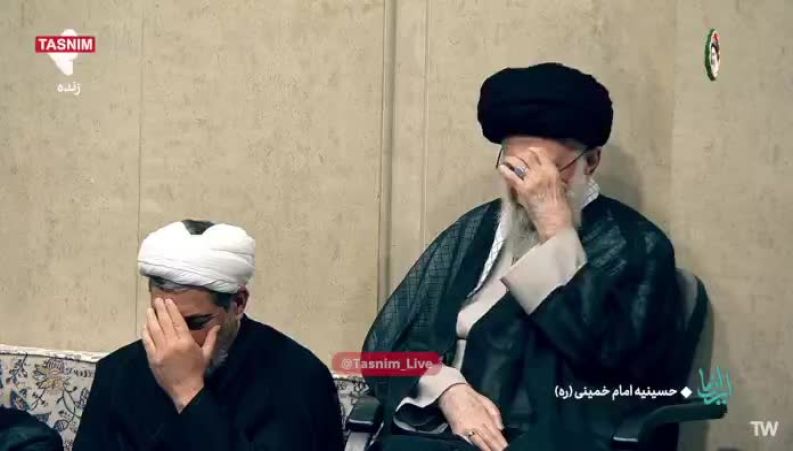 بغض رهبر انقلاب در مراسم بزرگداشت شهدای خدمت در حسینیه امام خمینی(ره)