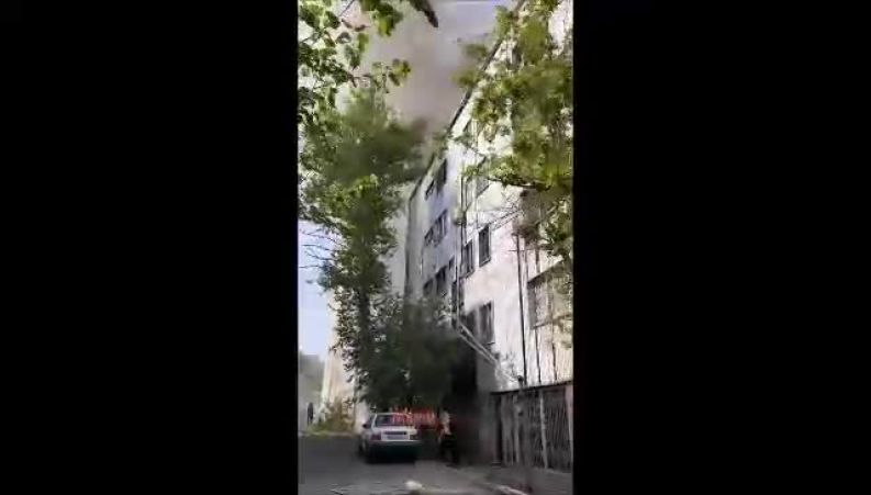 خبرگزاری تسنیم: مشاهدات میدانی اصابت ۲ پرتابه شبیه به موشک به ۲ نقطه در محدودۀ خیابان طالقانی و حوالی میدان ولیعصر تهران را نشان می‌دهد؛ همزمان پدافند تهران نیز فعال شده است