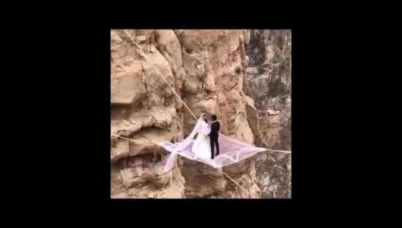 ماجرای عروسی متفاوتی که جهان را شگفت زده کرد؛ بانویی که گفتن بله را روی طناب هوایی تجربه کرد