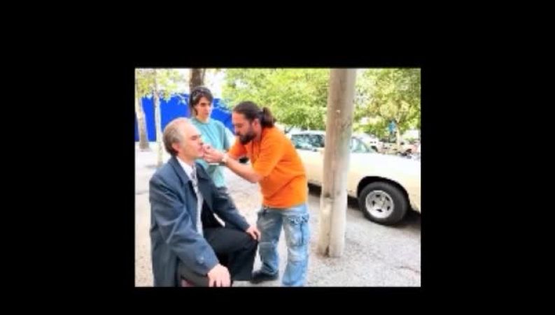 جمشید نجات با چهرهای گریمشده و پرهیجان؛ پشتصحنه صحنه تصادف پرخطر سریال تاسیان فاش شد