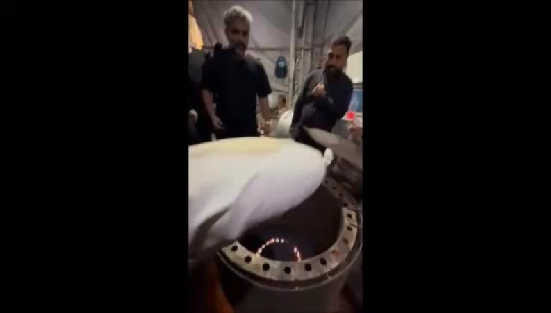 مجری محبوب تلویزیون در کنار مردم؛ نجمالدین شریعتی و پخت نان برای زائران حسینی