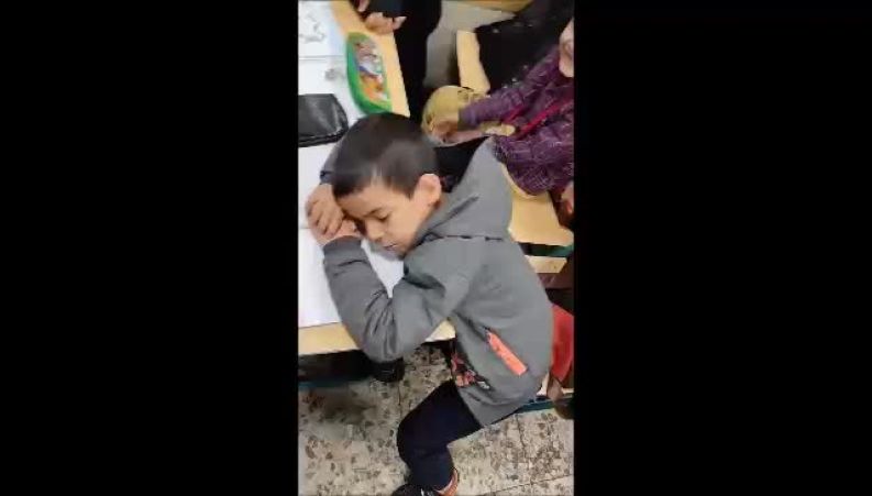 خلاقیت بی‌نظیر معلم کلاس اول دبستان در بیدار کردن دانش‌آموز خواب‌آلود