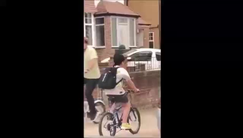 ویدیوی احساسی دوچرخه‌سواری پرواز؛ پسر ماه چهره خلیلی که با هر رکاب، یاد و عشق مادر را زنده می‌کند