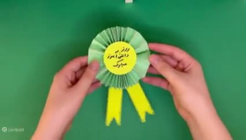 هدیه‌ای ماندگار برای فرزندان: گام به گام ساخت کاردستی 34;مدال دانش‌آموز34; با دو رنگ کاغذ ساده برای جشن گرفتن روز ملی