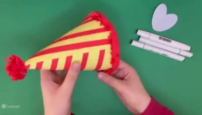 تکنیک آسان ساخت کلاه قیفی: تزئین کلاه تولد با نوارهای رنگی و منگوله‌های کوچک برای یک مهمانی شاد