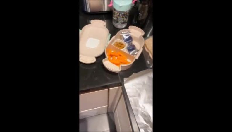 صبح پر از خاطره در خانه‌ی استخری‌ها؛ آماده شدن پناه و نبات برای مدرسه با محبت مادرانه و نگاه پر افتخار پدر