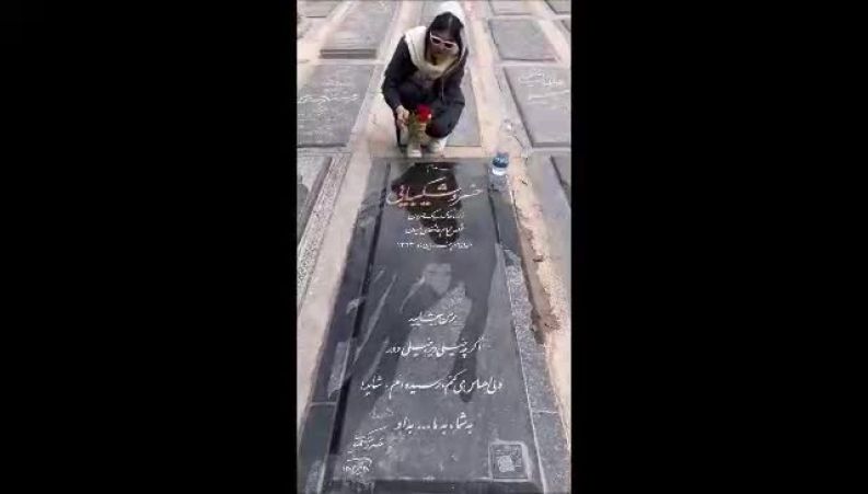 گلباران مزار هنرمندان محبوب ایران؛ لحظه‌ای پر از بغض، عطر گل و خاطرات جاودان