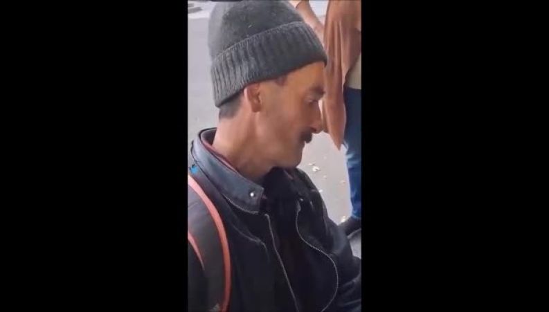 وقتی پیانو زبان دل می‌شود: ویدیوی وایرال‌شده‌ای که استعداد شگفت‌انگیز «دونالد گولد»، هنرمند گمشده زیر پل‌ها، را فاش کرد