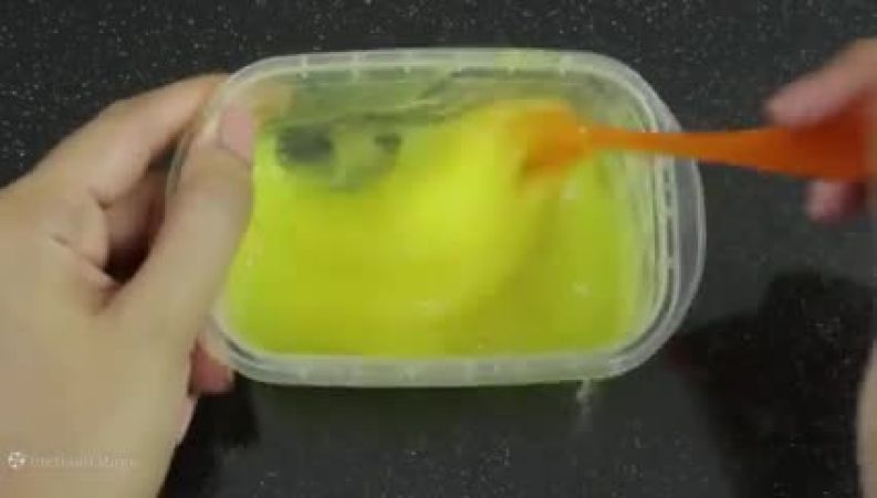 راز ساخت اسلایم‌های غیر چسبنده: دستورالعمل کامل و نکات کلیدی برای تنظیم نسبت فعال‌کننده (بوراکس یا مایع لنز) و دستیابی به بافت ایده‌آل اسلایم