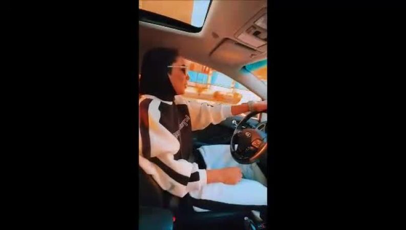 حال خوب و پرانرژی سهیلا منصوریان در ماشین لاکچری‌اش همراه با همخوانی بی‌نظیر با آهنگ رد پا از رضا صادقی