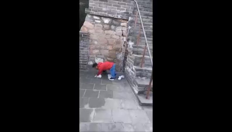 نماز خواندن بازیگر سریال ستایش روی دیوار چین