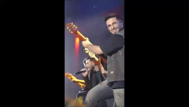 بازگشت هیجان‌انگیز مهراد جم به صحنه: اولین کنسرت ایران پس از ۵ سال با شور و اشک