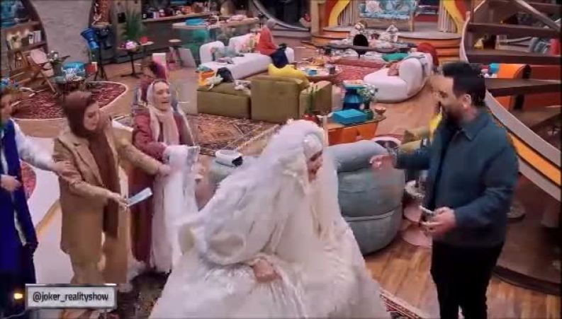 لحظه گل پرت کردن نعیمه نظام دوست در جوکر