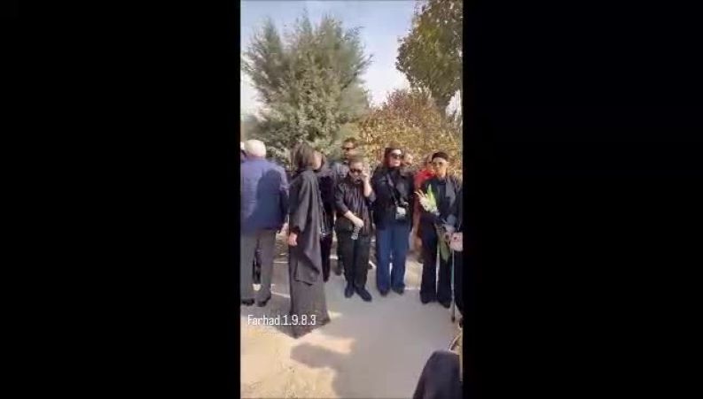 مصطفی زمانی تاج گل‌های مزار همایون ارشادی را پرپر کرد 