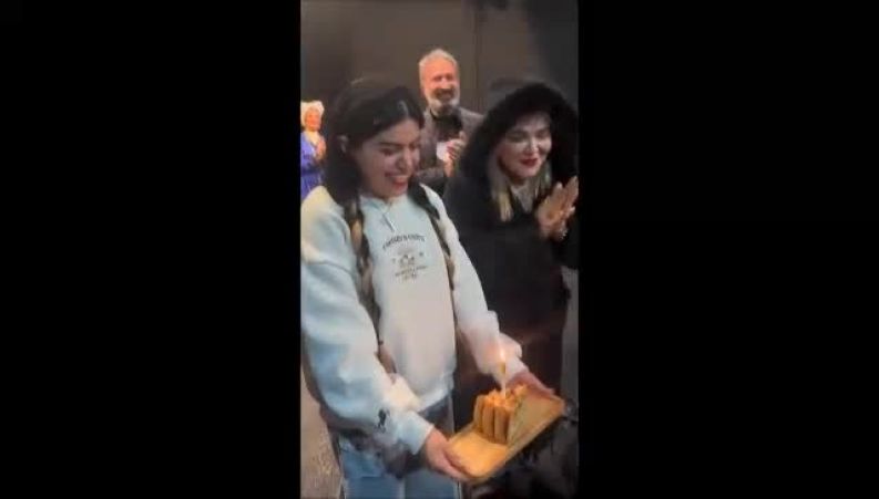جشن تولد بامزه بهاره رهنما برای بازیگر مسن سینما